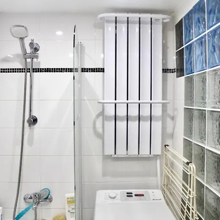 Charming Studio Redone In Neuf Paris