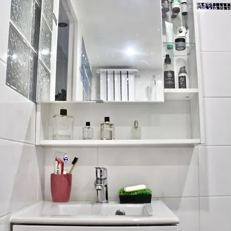 Charming Studio Redone In Neuf *